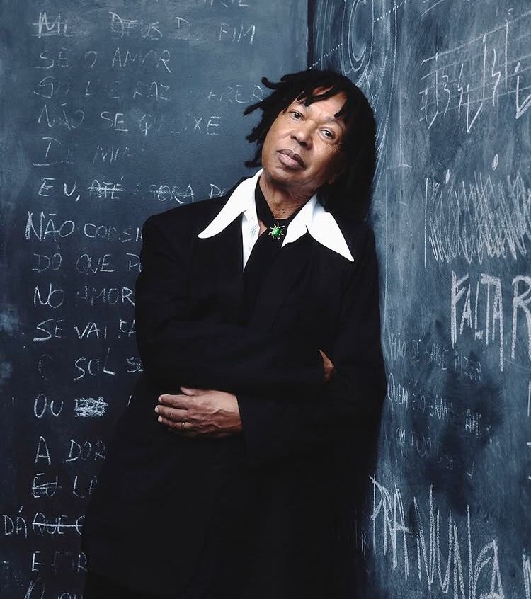 O cantor brasileiro Djavan regressa a Angola para um concerto especial que celebra 50 anos de carreira. O espetáculo está marcado para o dia 04 de Julho, no âmbito da Unitel Festa da Música, considerado um dos maiores festivais musicais do país.

Concerto celebra cinco décadas de sucessos

Intitulado “Djavaneando 50 anos – Só Sucessos”, o concerto promete revisitar alguns dos maiores clássicos da carreira do artista, num espetáculo pensado para reunir diferentes gerações de fãs.

Ao longo da apresentação, o público poderá ouvir temas marcantes do repertório de Djavan, cuja obra se destaca pela mistura sofisticada de géneros musicais, incluindo:

Música Popular Brasileira (MPB)

Jazz

Funk

Ritmos de inspiração africana

Relação especial com o público angolano

Ao longo da sua carreira, Djavan construiu uma forte ligação com o público angolano, sendo frequentemente recebido com entusiasmo em apresentações no país. O espetáculo inserido na Unitel Festa da Música deverá, por isso, tornar-se um dos momentos mais aguardados da agenda cultural deste ano.

A celebração dos 50 anos de carreira representa também uma homenagem ao percurso artístico de Djavan, considerado um dos nomes mais influentes da música brasileira contemporânea.

Fonte: PlatinaLine

Musseque News – Informação para todos.