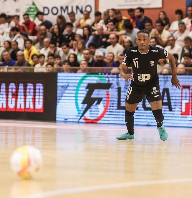 O jogador angolano Jô Marhez poderá estar muito próximo de reforçar o Inter Movistar, um dos clubes mais prestigiados do futsal mundial.
Actualmente ao serviço do SC Ferreira do Zêzere, o atleta de 27 anos tem sido um dos destaques da equipa portuguesa, despertando o interesse de vários emblemas europeus.
Acordo próximo de ser confirmado
De acordo com informações divulgadas pelo portal Zerozero, o Inter Movistar já terá chegado a acordo com o jogador angolano, superando a concorrência de outros clubes que também acompanhavam de perto a evolução do atleta.
Caso a transferência se concretize, Jô Marhez passará a representar um dos clubes mais históricos do futsal espanhol e europeu, conhecido por formar e acolher alguns dos maiores nomes da modalidade.
Clube por onde passou Ricardinho
O Inter Movistar ficou mundialmente conhecido por ter contado nas suas fileiras com o astro português Ricardinho, considerado por muitos como um dos melhores jogadores de futsal de todos os tempos.
A possível chegada de Jô Marhez ao clube espanhol poderá representar um importante salto na carreira do internacional angolano, além de reforçar a presença de atletas africanos nos grandes palcos do futsal europeu.
Musseque News – Informação para todos.