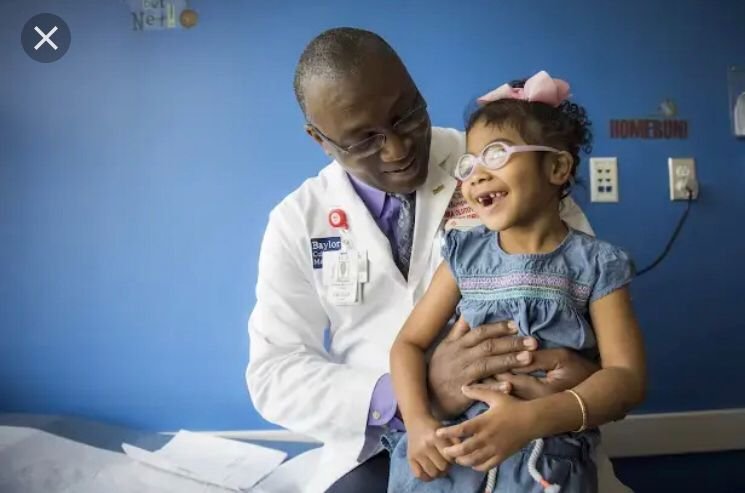 Médico nigeriano realiza cirurgia inédita e salva bebê ainda no útero
