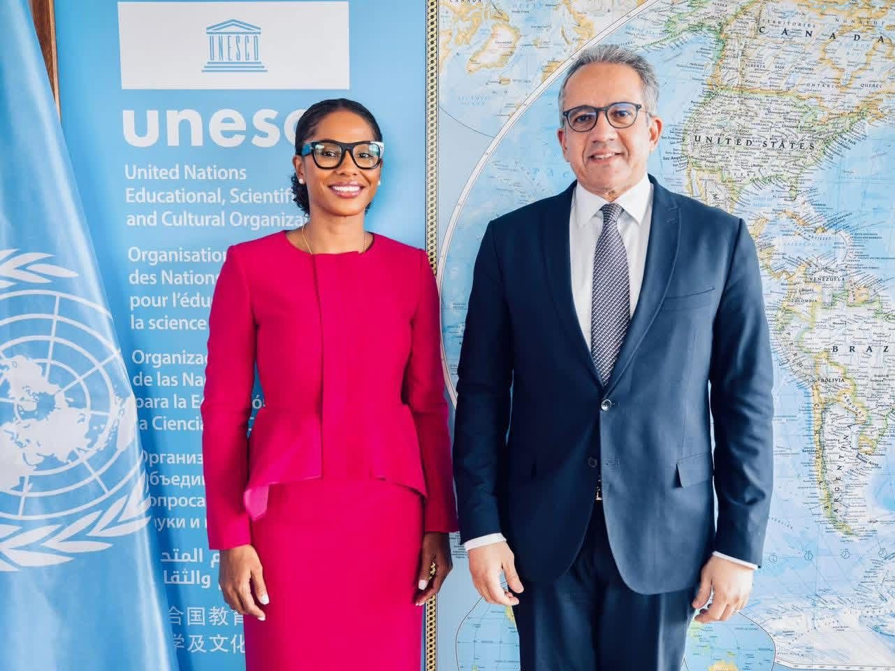 A ministra da Educação de Angola, Érika de Carvalho, participa em França na VI Reunião da Coligação Global para a Educação, que decorre entre os dias 23 e 25 de março de 2026, na sede da UNESCO, em Paris.

A governante angolana participa no encontro na qualidade de presidente da Comissão Nacional de Angola para a UNESCO, numa reunião subordinada ao tema “Transformar a visão em valor: Transformar a educação em conjunto”. O evento inclui também o lançamento do Relatório Global de Monitoria da Educação 2026.

Transformação digital na educação

Durante a reunião, Érika de Carvalho participa em duas mesas redondas dedicadas à transformação digital colaborativa no sector educativo.

Entre os projectos apresentados por Angola destaca-se o projecto “Escola Digital”, desenvolvido no âmbito de um memorando de entendimento com os Emirados Árabes Unidos.

O projecto baseia-se em currículos STEM, que integram áreas como Ciências, Tecnologia, Engenharia e Matemática.

Projecto piloto em dez províncias

A fase piloto da iniciativa já está em implementação e prevê:

Instalação de salas digitais equipadas com computadores e tablets
Implementação em 10 escolas distribuídas por 10 províncias de Angola
Formação de 100 professores para utilização das novas ferramentas tecnológicas

O objectivo do projecto é modernizar o sistema de ensino e promover competências digitais entre alunos e professores.

Encontros bilaterais com a UNESCO

À margem do evento, a ministra mantém encontros bilaterais com o director-geral da UNESCO, Khaled El-Enany, com o propósito de reforçar parcerias estratégicas para o desenvolvimento do sector da educação em Angola.

A participação de Angola no encontro internacional reforça o compromisso do país com a modernização do ensino e a cooperação internacional em matéria educativa.

Musseque News – Informação para todos.