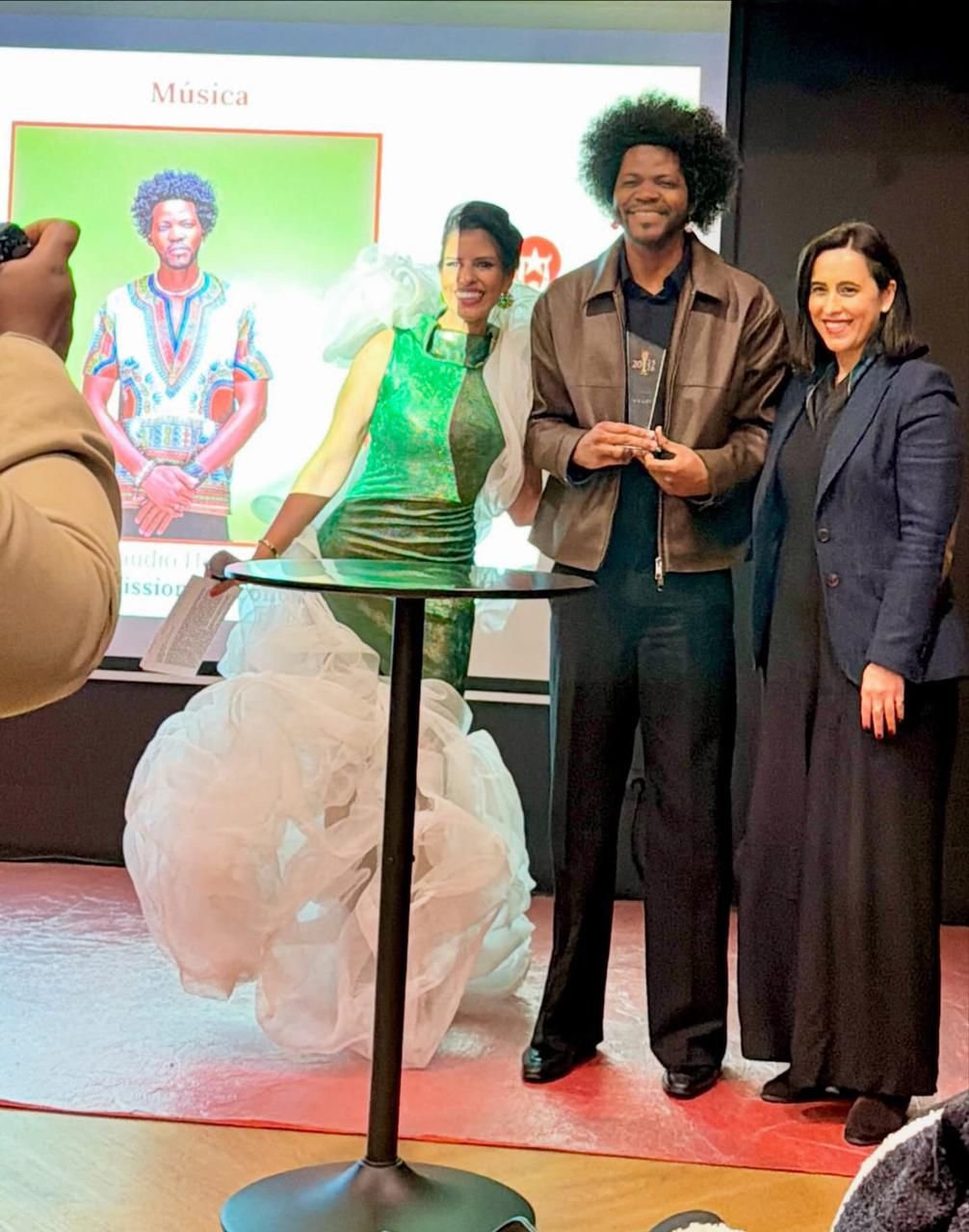 Klaudio Hoshai distinguido com o Prémio Charme e Prestígio na categoria de música