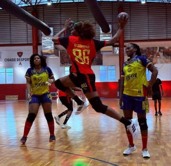 A equipa sénior feminina de andebol do 1.º de Agosto foi derrotada pelo Petro de Luanda por 31-18, nesta quinta-feira (16), no Pavilhão Paulo Bunze, em partida referente à 3.ª jornada da terceira volta do Campeonato Provincial.
Apesar do resultado desfavorável, as Agostinas protagonizaram uma primeira parte equilibrada, marcada por grande entrega e alternância no marcador. Ao intervalo, a formação militar perdia por 9-12, mantendo-se competitiva e bem posicionada na luta pelo resultado.
No segundo tempo, o 1.º de Agosto encontrou maiores dificuldades para travar a ofensiva do adversário, permitindo ao Petro de Luanda ampliar a vantagem e confirmar a vitória com um resultado expressivo.
www.mussequenews.com
Musseque News – Informação para todos.