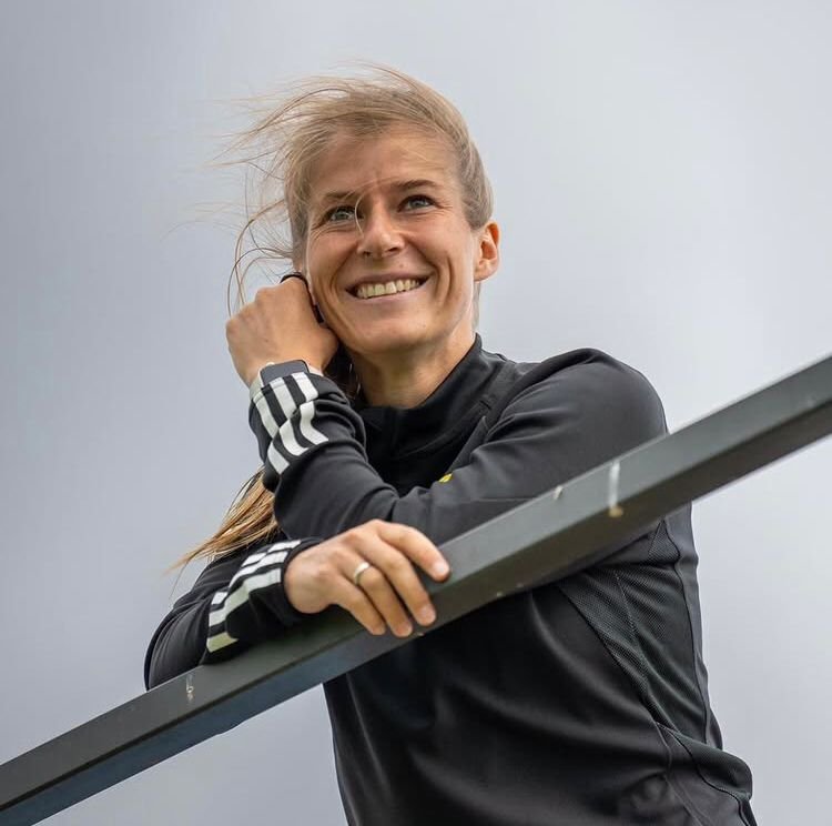 Marie-Louise Eta faz história como primeira mulher a treinar equipa masculina na Bundesliga