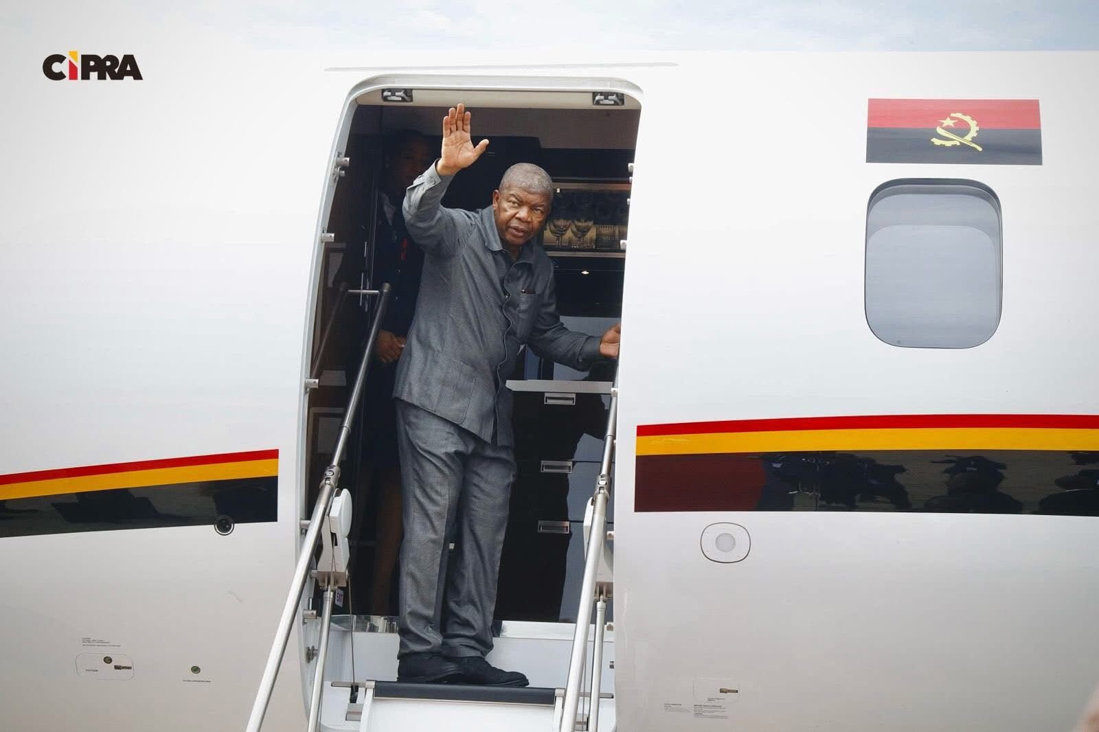 Presidente João Lourenço desloca-se a Benguela para avaliar impactos das enchentes
O Presidente da República, João Lourenço, partiu na manhã de hoje de Luanda com destino à província de Benguela, com o objetivo de acompanhar no terreno a situação provocada pelas recentes enchentes que afetaram várias zonas da região.
No aeroporto da capital, o Chefe de Estado recebeu cumprimentos de despedida da Vice-Presidente da República, Esperança da Costa, bem como de outros membros do Executivo.
Já em Benguela, João Lourenço deverá visitar áreas severamente atingidas pelo fenómeno meteorológico, estabelecer contacto direto com as populações desalojadas e avaliar as condições no terreno. Está igualmente prevista uma reunião com os membros da Comissão Nacional de Proteção Civil, com vista à coordenação das ações de resposta e apoio às vítimas.
A deslocação do Presidente da República insere-se no esforço de acompanhamento e gestão da situação de emergência, numa altura em que várias comunidades enfrentam dificuldades decorrentes das chuvas intensas.
Fonte: CIPRA
www.mussequenews.com
Musseque News – Informação para todos.