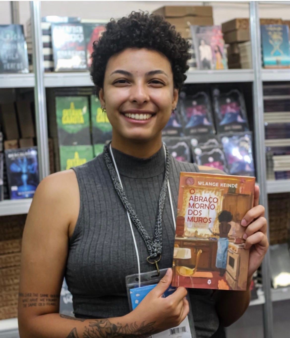 Livro “O Abraço Morno dos Muros” chega ao público na Bienal da Bahia