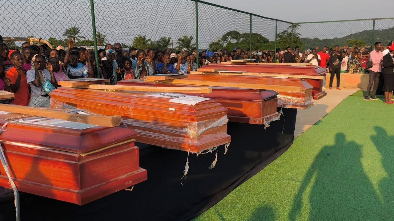 ÚLTIMO DIA DE ENTERROS MARCA DESPEDIDA COLECTIVA DAS VÍTIMAS DA TRAGÉDIA